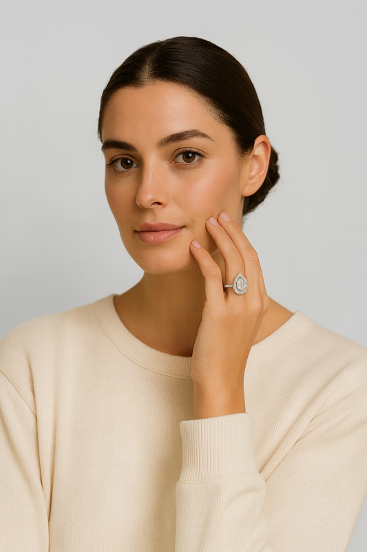 Anillo en forma de pera 10k  con diamantes